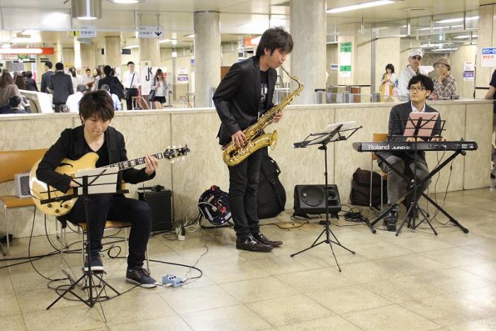 地下鉄琴似駅コンコースでコトニジャズを開催し演奏している様子