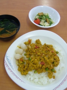 ヘルシードライカレー、コロコロサラダ、小松菜スープの写真