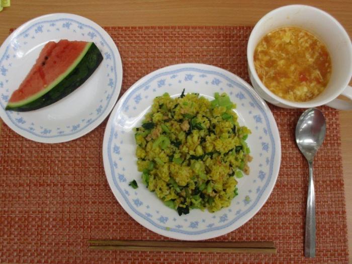 小松菜のカレーそぼろめし、トマトと卵のスープの写真