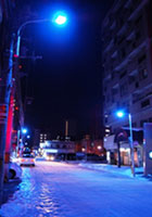 写真：路上に設置されている青色防犯灯