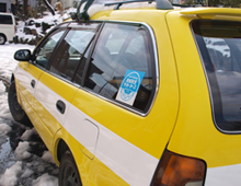写真：地域安全サポーターズのステッカーを貼った社用車