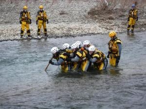 写真：流水救助訓練の様子1