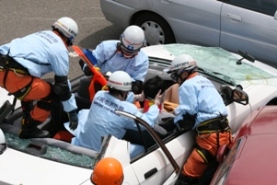 写真：交通事故車両からの救出訓練の様子