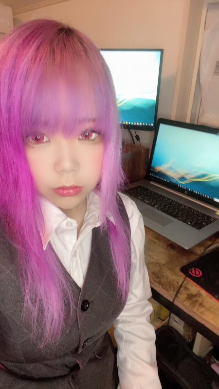 寺本さんがパソコンの前に座っている写真
