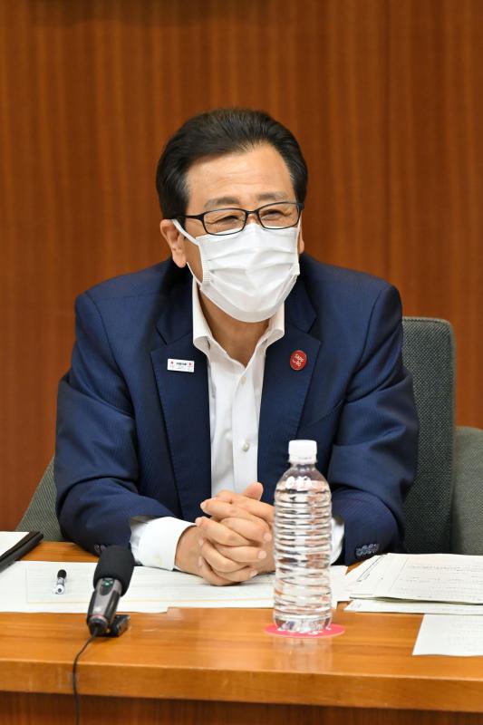 発言する秋元市長の写真