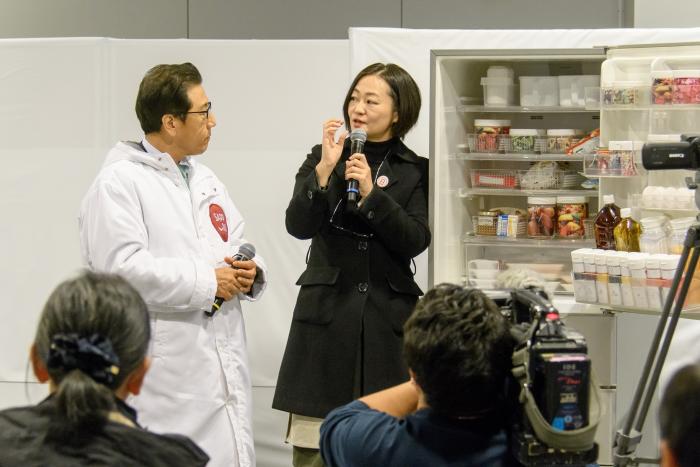 冷蔵庫の前で語り合う広沢さんと秋元市長2