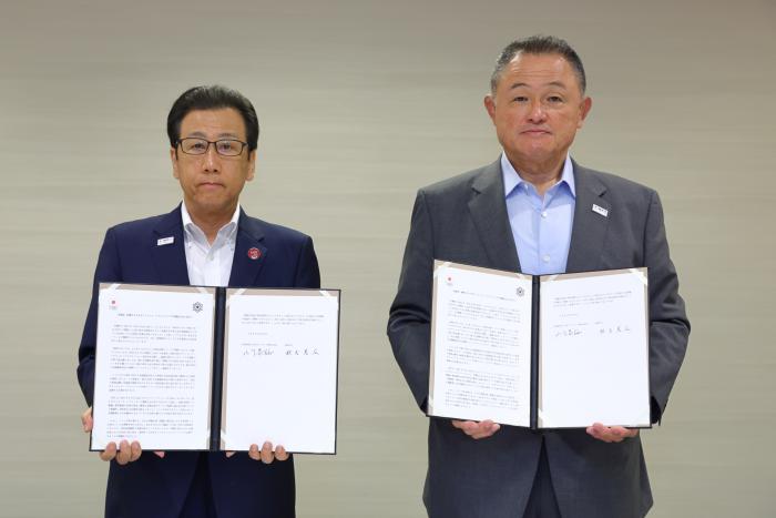 共同宣言文を持つふたり 左から秋元克広札幌市長、山下泰裕JOC会長
