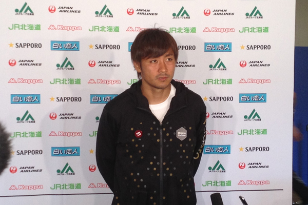 写真：コンサドーレ札幌選手がサッポロスマイルバッジを着用する様子