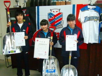 写真：札幌開成高等学校へスコップ贈呈の様子