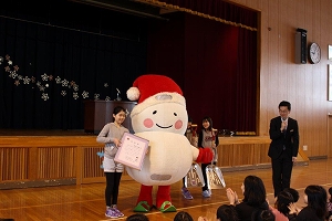 写真：東川下小学校へスコップ贈呈の様子