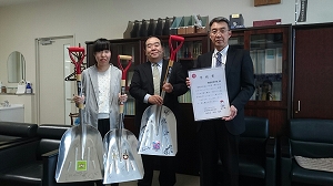 写真：札幌開成高等学校へスコップ贈呈の様子
