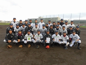 写真：新川高等学校野球部へサイン色紙贈呈の様子