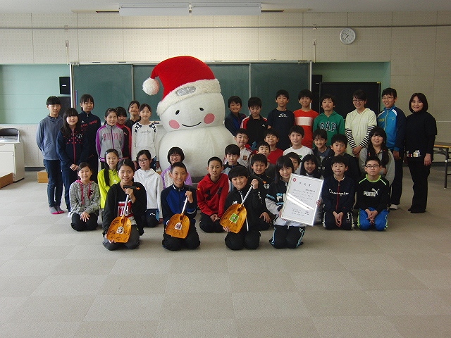 写真：前田小学校へスコップ贈呈の様子