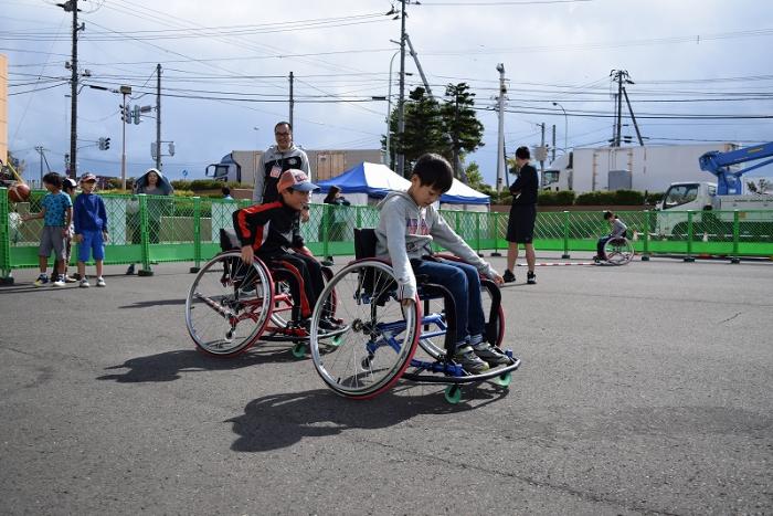 写真：ミニさっぽろ競技用車椅子体験の様子