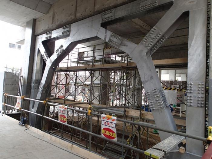 耐震補強中の澄川駅の写真