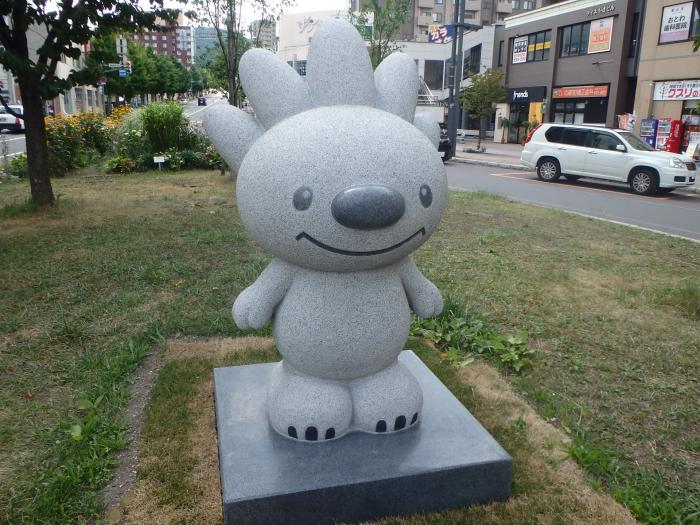 手稲駅前ロータリーに設置された、ていぬの直立姿勢の石像の画像
