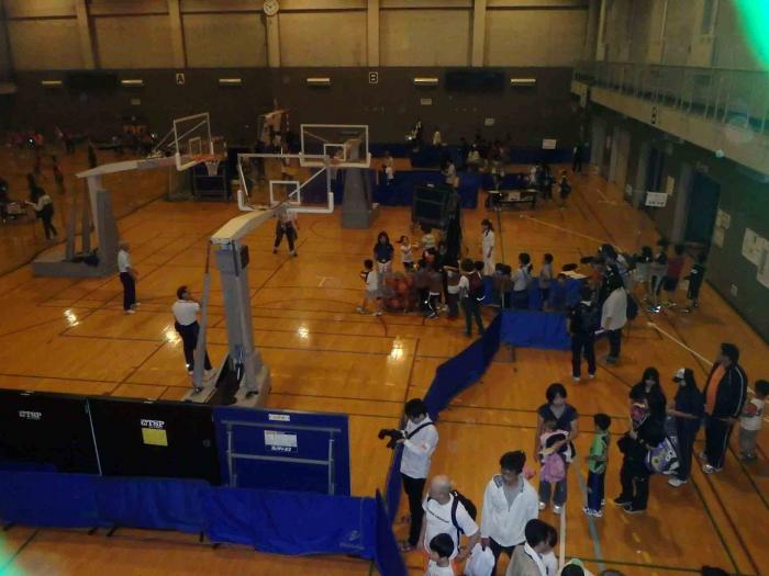 スポレク会場になっている手稲区体育館の体育室で、色々なスポーツに挑戦している参加者を上から撮影した画像