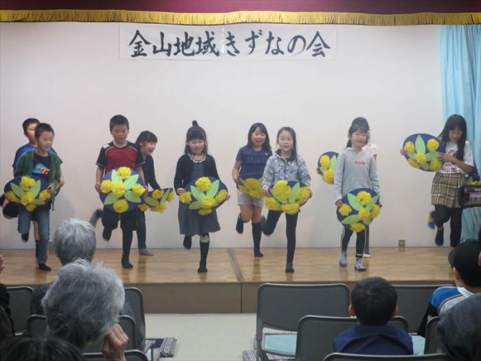 手稲西小学校児童による花笠踊りのようす