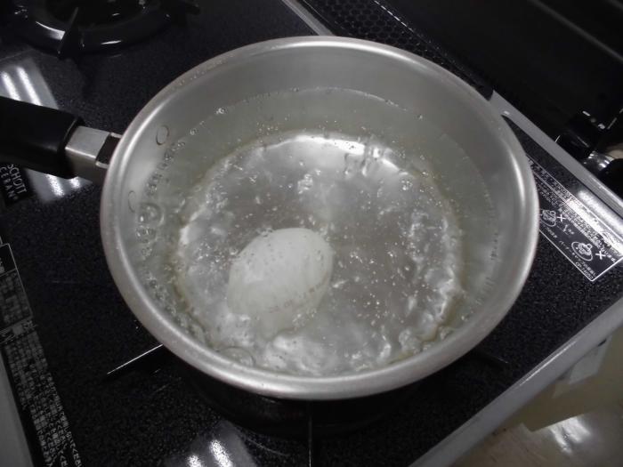 鍋で茹で卵を作る様子