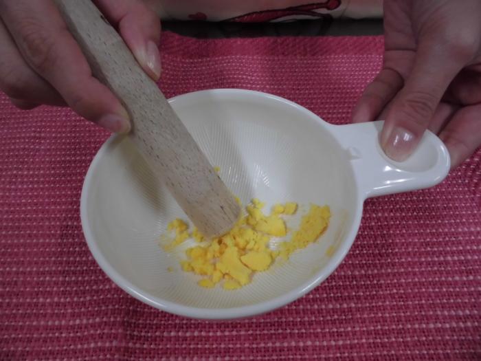 卵黄をすり鉢でする様子