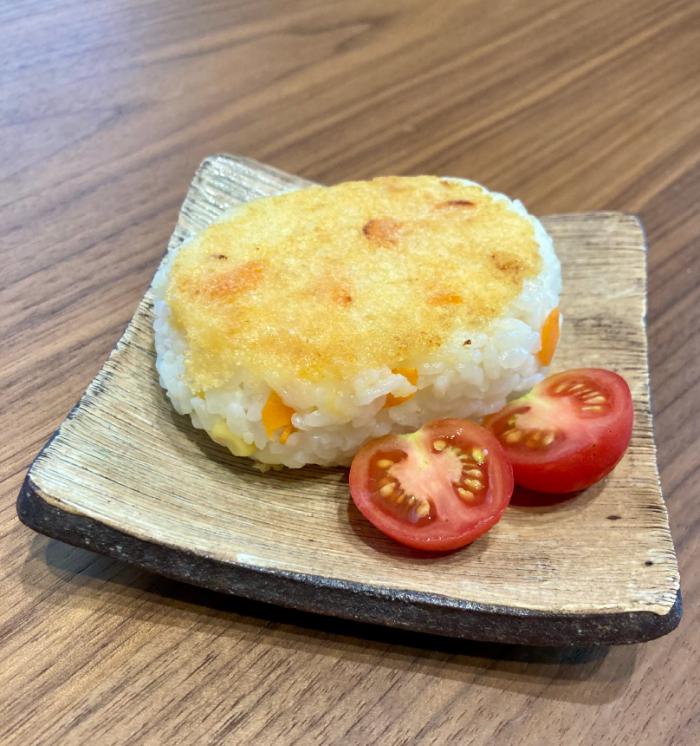 余ったポテトサラダで☆ポテサラチーズ焼きおにぎり