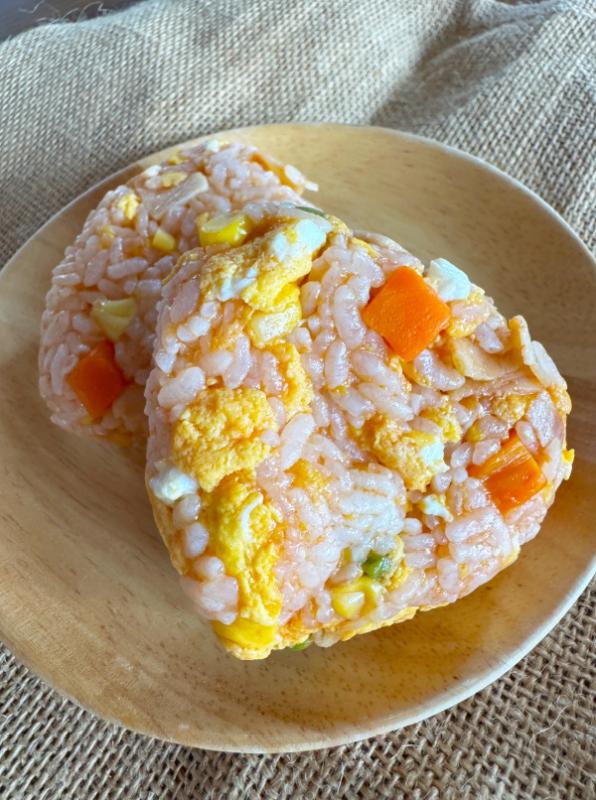 朝から食べたい！レンジでおにぎりオムライス