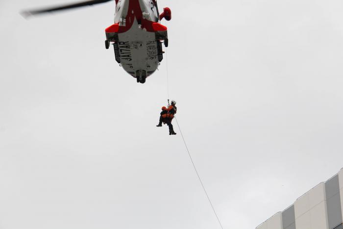 ヘリコプターによる高所救出訓練
