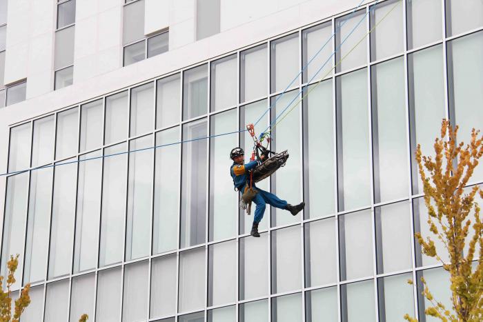 札幌学院大学屋上からの高所救出訓練