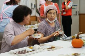 食生活改善展試食の様子