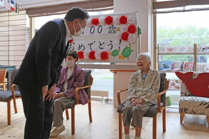 前田区長（写真左）と冨髙さん（写真右）の歓談の様子