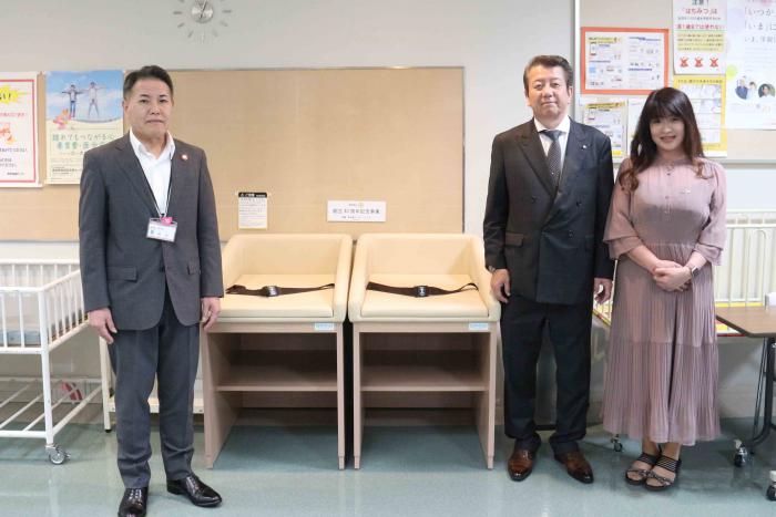 寄贈したおむつ交換ベビーベッド（左：前田厚別区長、中央：南部会長）