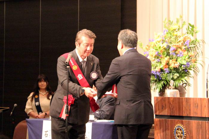 寄贈式（目録贈呈）の様子（左：南部会長、右：前田厚別区長）