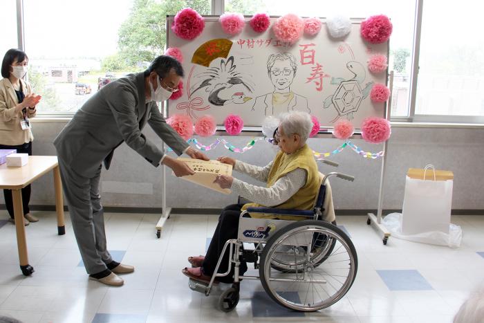 祝い状贈呈の様子