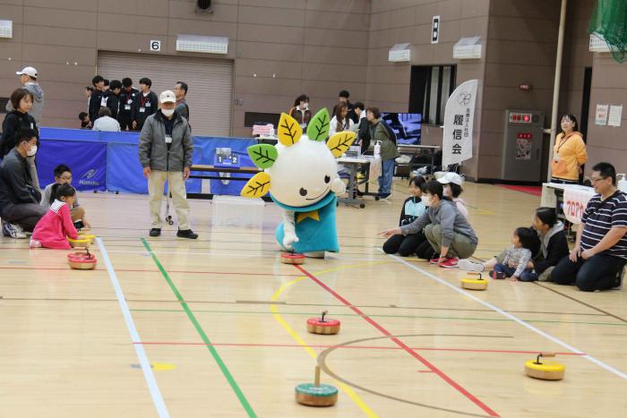 ピカットくんが投げるフロアカーリングの様子