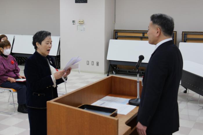 答辞を述べる大場さん