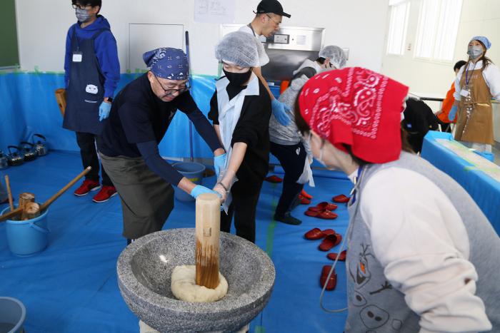 ノホロの丘小「おもちつき大会」餅つきの様子