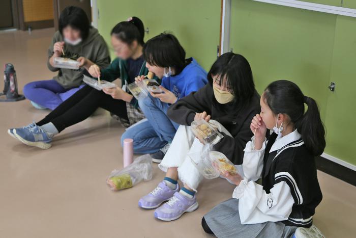 ノホロの丘小「おもちつき大会」餅を口いっぱいに頬張っている様子