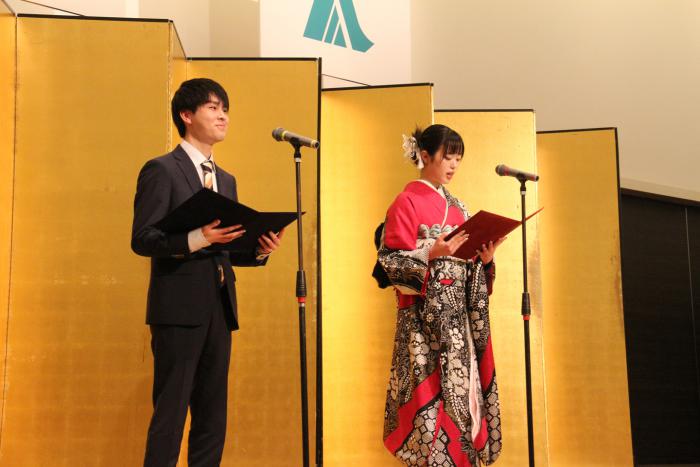 参加者代表のあいさつ(写真左から安島さん、岩﨑さん)