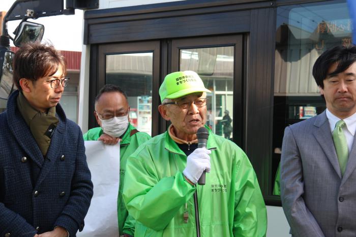 挨拶する田中会長