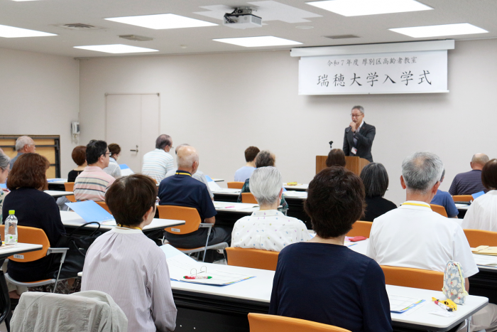 厚別区長の話を聞く受講生の様子