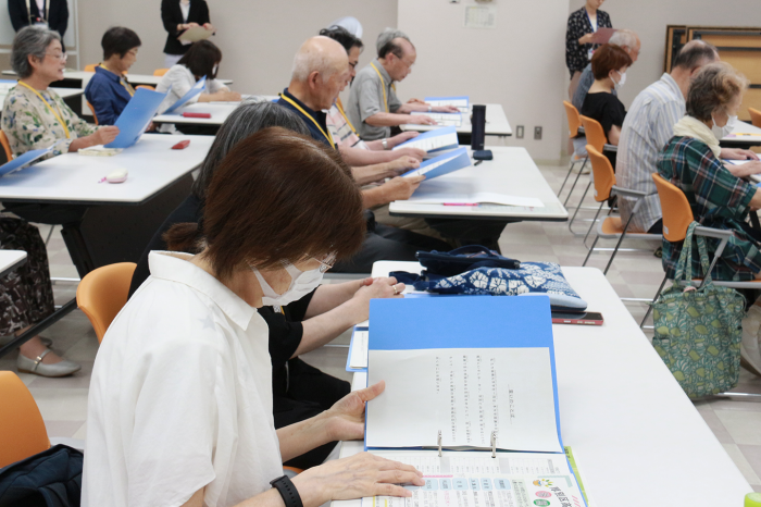 誓いの言葉を唱和する様子