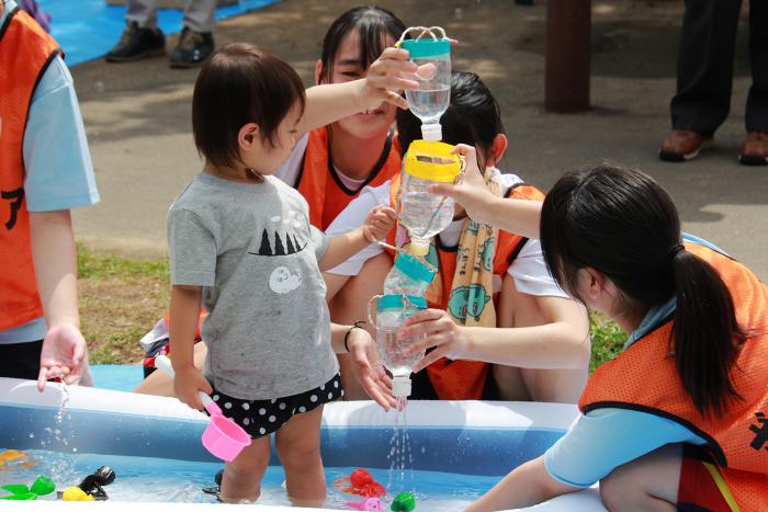 水遊びをしている様子
