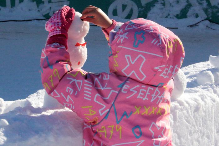 雪像づくりを楽しむ子ども