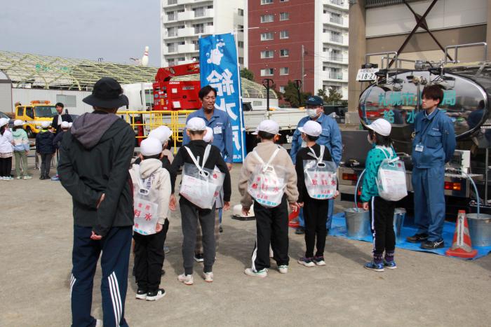 児童の給水訓練の様子