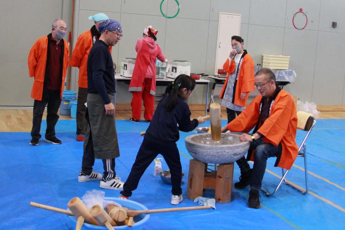 餅つき体験の様子