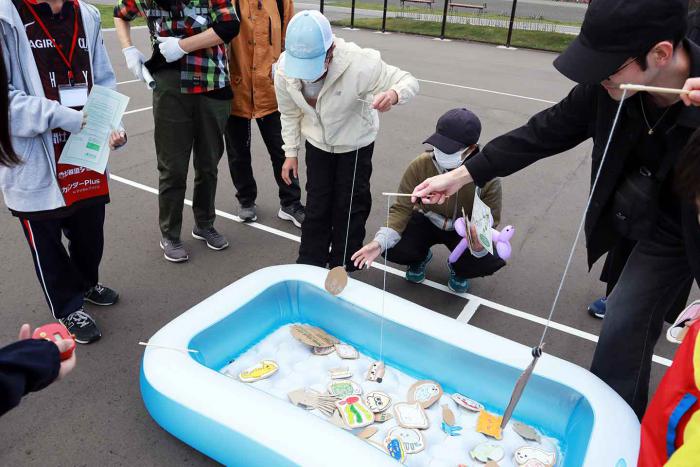 魚釣りの様子