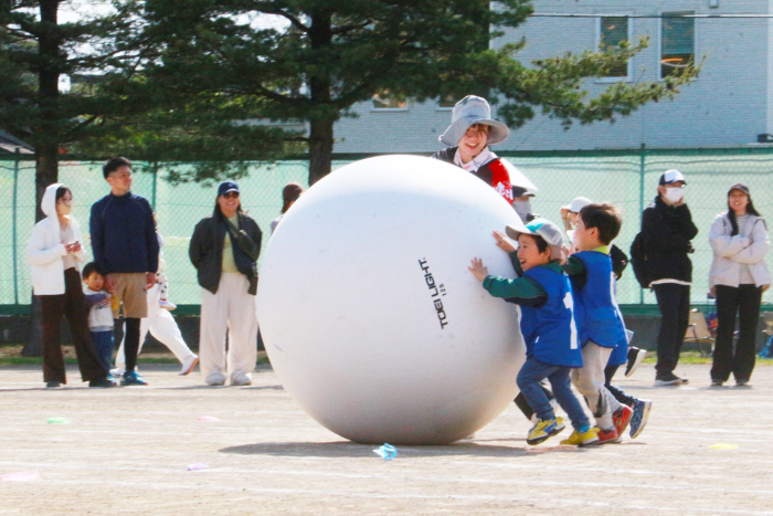 大玉転がしの様子