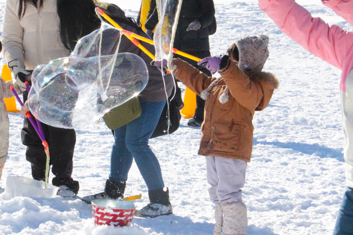 シャボン玉を作る子どもの様子