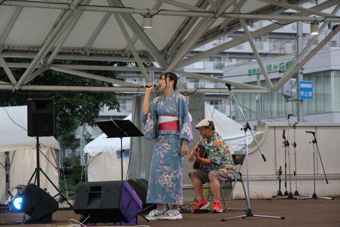 歌とギターの生演奏