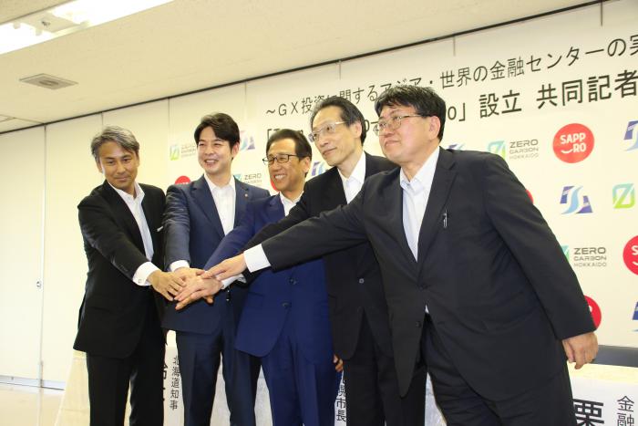 共同記者会見の写真